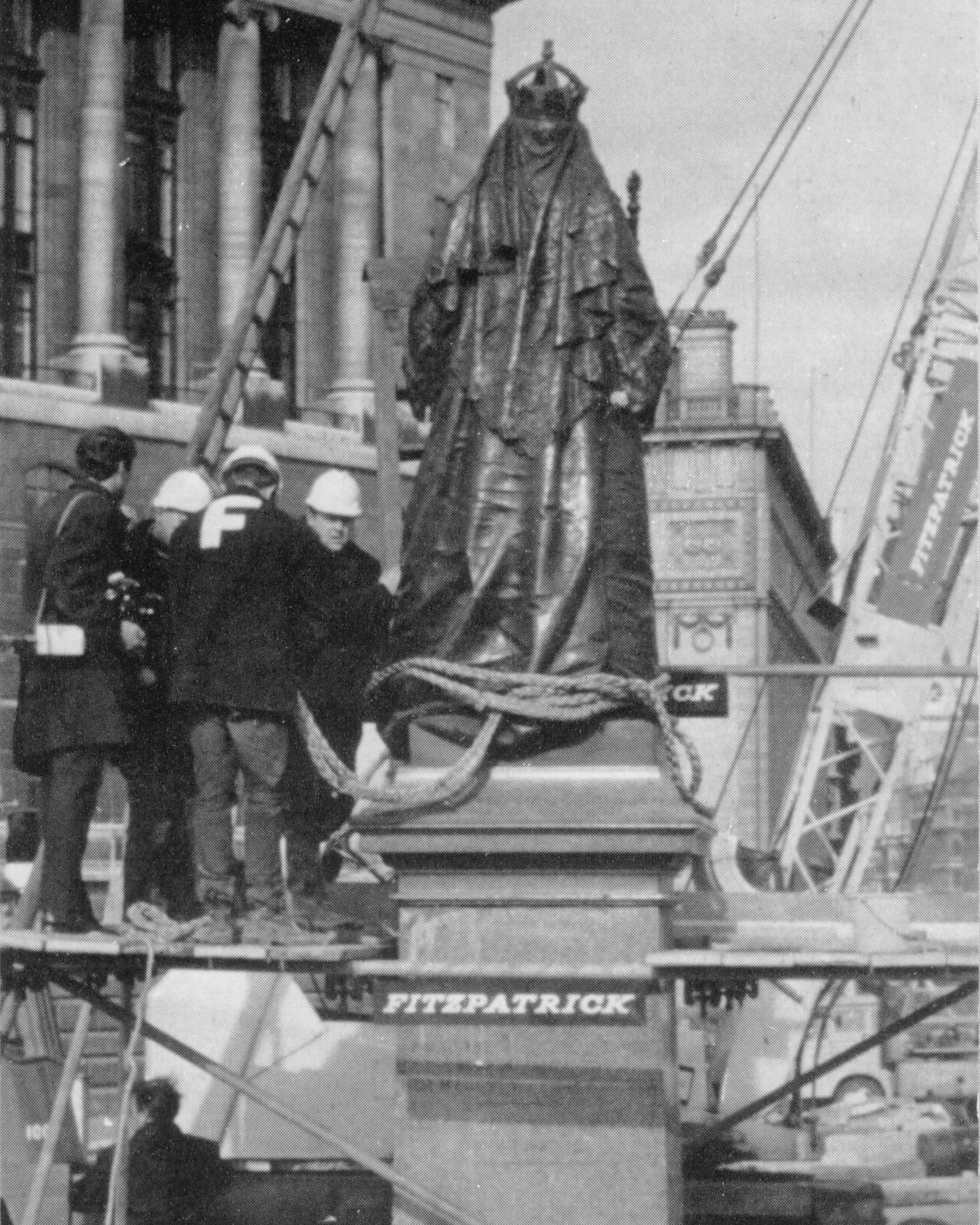 Black and white photo of the VolkerFitzpartick construction team in 1967 moving the Queen Victoria statue as part of the works on Blackfriars Bridge.